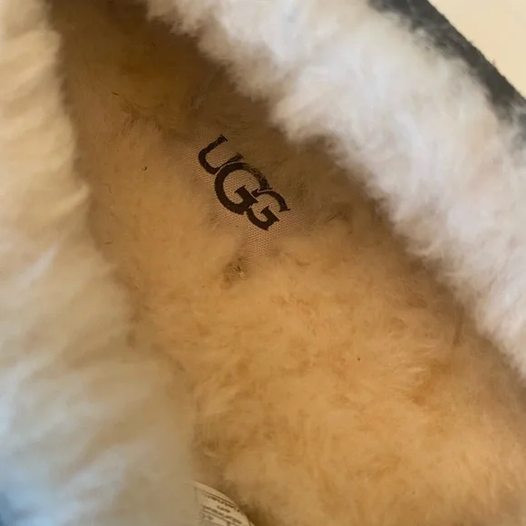 UGG Women’s Slippers - Picture 3 of 5